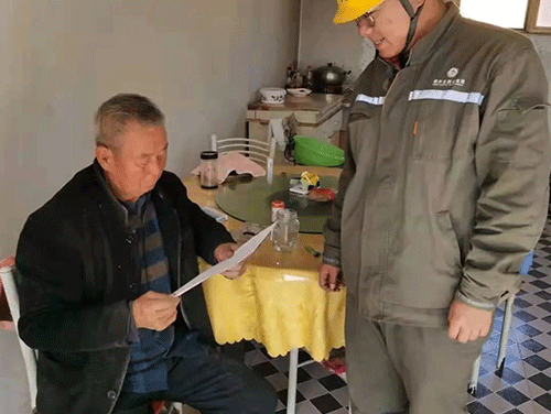 電工向村民宣傳煤改電政策 電工向村民宣傳煤改電政策