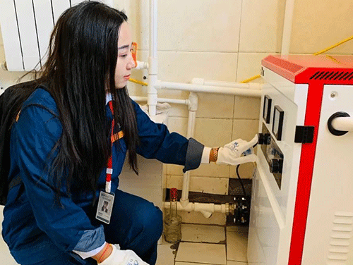 工作人員幫助村民調(diào)整電鍋爐運行 工作人員幫助村民調(diào)整電鍋爐運行